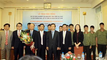 Tiếp nhận Quỹ học bổng của Tập đoàn Charm - Vit tặng con thương binh, liệt sỹ Công an