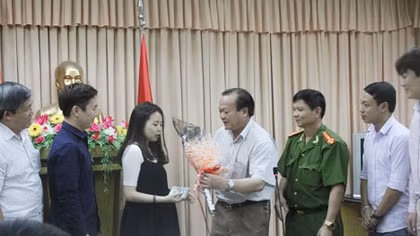 Trao trả hơn 35 triệu đồng của du khách Hàn Quốc để quên trên ô tô