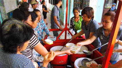 Ấm áp những bát cháo nghĩa tình