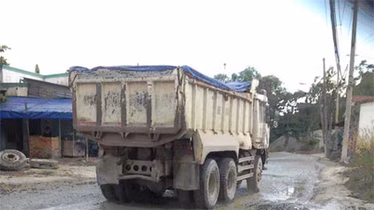 ‘Hung thần’ xe ben lộng hành trên quốc lộ 1K