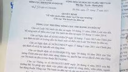 Cách chức Chi cục trưởng Thi hành án ‘bớt’ lương của nhân viên