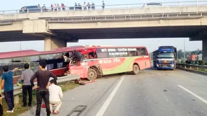Xe buýt đâm xe khách, 2 người chết, 10 người bị thương