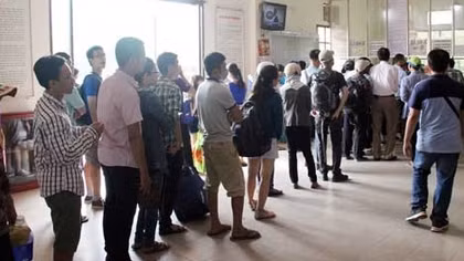 Hàng chục hành khách ‘vạ vật’ chờ mua vé tàu tại ga Huế