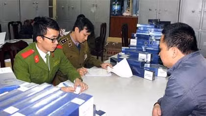 Kiểm tra xe vi phạm dừng đỗ phát hiện cả ngàn bao thuốc lá lậu