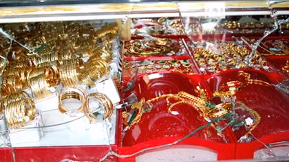 Sắm vai khách mua hàng để cướp tiệm vàng 