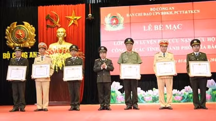 Bế giảng lớp tập huấn bơi cứu nạn, cứu hộ cho Công an các địa phương