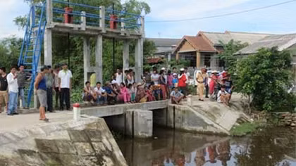Thi thể bé trai 9 tuổi nổi trên kênh nước