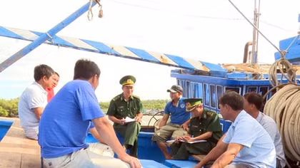 Giúp ngư dân vững tin vươn khơi bám biển