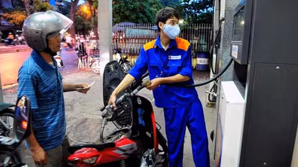 Xăng tiếp tục giảm nhẹ 258 đồng/lít