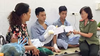 Thăm và tặng quà 2 chiến sỹ Cảnh sát PCCC Hà Nội bị bỏng khi làm nhiệm vụ