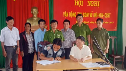 Đẩy mạnh tuyên truyền thu gom vũ khí, vật liệu nổ