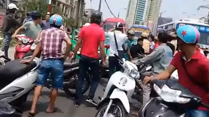 Tấn công người thi hành công vụ vì bị nhắc đội mũ bảo hiểm