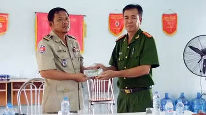 Bàn giao vụ án cho 2 tỉnh thuộc Vương quốc Campuchia