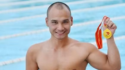 Nghị lực phi thường của “kình ngư” không chân