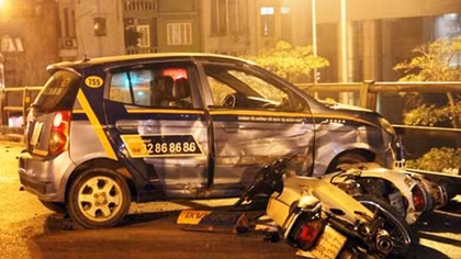 Taxi đâm hàng loạt xe máy trên cầu vượt, nhiều người trong tình trạng nguy kịch