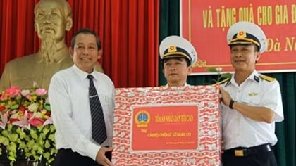 Chánh án TAND Tối cao Trương Hòa Bình tặng quà Lữ đoàn 172 Hải quân