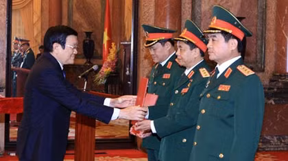 Chủ tịch nước Trương Tấn Sang trao Quyết định thăng hàm Thượng tướng cho 3 sỹ quan Quân đội cấp cao