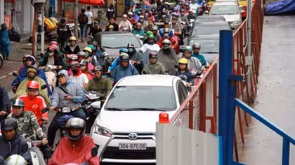 Nhiều giải pháp đồng bộ giảm ùn tắc giao thông ở Hà Nội