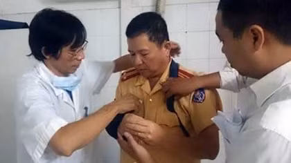CSGT bị thương khi can ngăn đối tượng say rượu, ném đá người đi đường