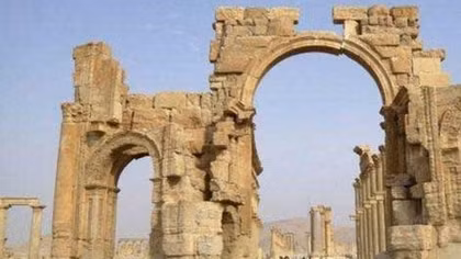 IS đánh sập Khải Hoàn Môn của Syria
