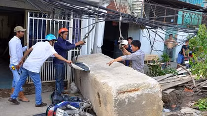 10 khối bê tông nặng hàng chục tấn đè vào nhà dân
