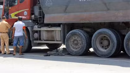 Cụ ông nát bét chân khi bị xe ben cuốn vào gầm
