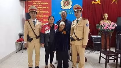 Cảnh sát giao thông giúp cụ già bị lạc đường về nhà