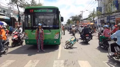 Tài xế xe buýt bị đánh nhừ tử sau vụ va chạm giao thông