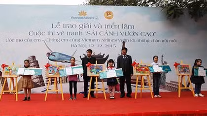 Trao giải cuộc thi vẽ tranh “ Sải cánh vươn cao” cùng Vietnam Airlines