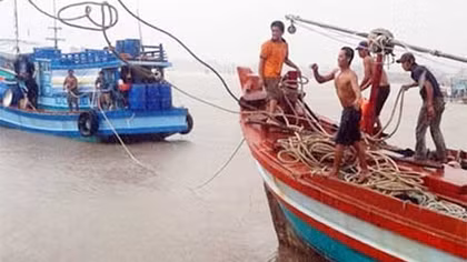 Cứu hộ thành công tàu cá hỏng máy tại vùng biển Trường Sa