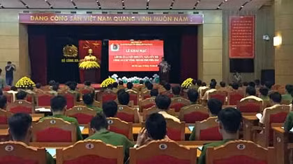 Huấn luyện kỹ năng bơi cứu nạn, cứu hộ cho Công an khu vực phía Bắc