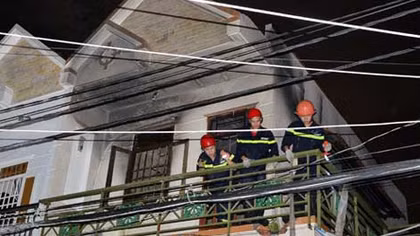 Hai mẹ con thoát hiểm cháy nhà hai tầng trong hẻm