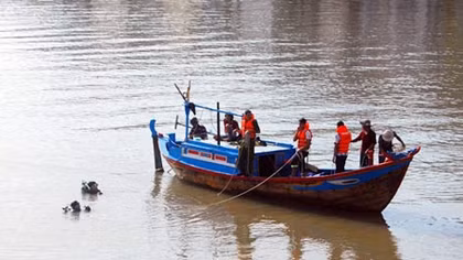 Ngồi nhậu giữa sông, lật thuyền một người mất tích