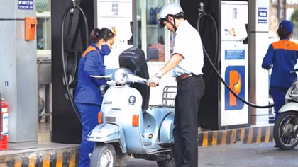Gánh nặng thuế, phí vẫn tiếp tục "đè" xăng dầu
