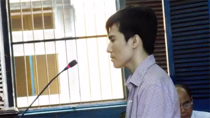 Không níu được tình, mang 5 lít xăng đến đốt nhà người yêu