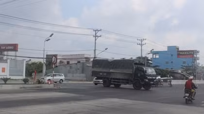 Người dân tự ý phá dải phân cách để quay đầu xe