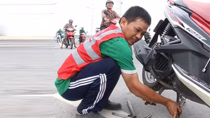 Chuyện “đinh tặc” và những “ông Thiện” vá xe lưu động