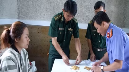 Chuyển trái phép tiền, vàng qua biên giới trị giá gần 3 tỷ đồng 