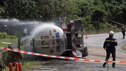 Hãi hùng xe đầu kéo 16 tấn chở gas bất ngờ lật ngang giữa đèo Hải Vân 