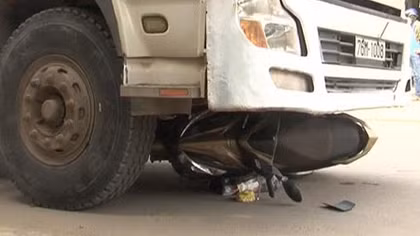 Mẹ chở 2 con đi thăm bà ngoại, bị xe tải đâm tử vong