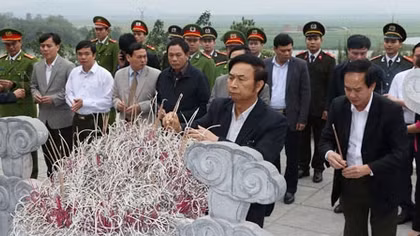 Thứ trưởng Thường trực Đặng Văn Hiếu dâng hương tưởng niệm cố Tổng Bí thư Trần Phú 