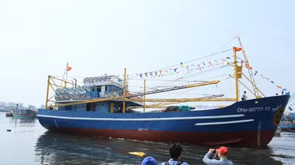 Ngư dân hạ thủy tàu vỏ thép đầu tiên của miền Trung