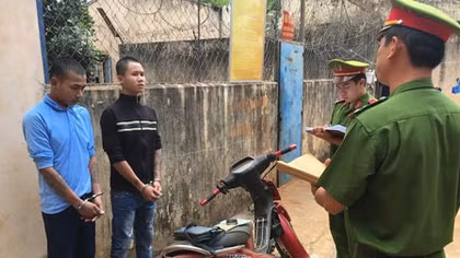 Đến tân gia cướp luôn điện thoại