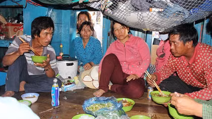 Năm ngư dân đã trở về sau khi thoát nạn ở vùng biển Hoàng Sa