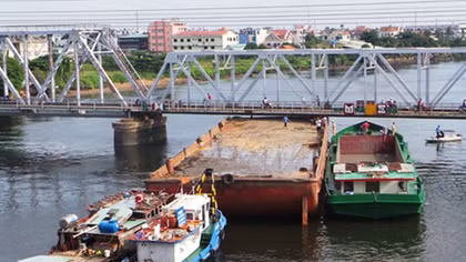 Bằng thuyền trưởng, máy trưởng giả vẫn tung hoành
