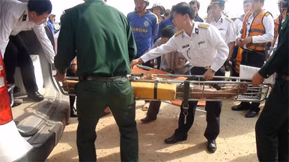 Hải quân vượt sóng dữ cứu ngư dân bị nạn trên biển