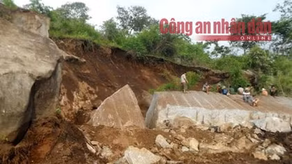 Sập mỏ đá vùi lấp 4 công nhân