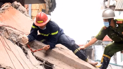 Những hình ảnh cứu hộ tại hiện trường vụ sập ngôi nhà cổ
