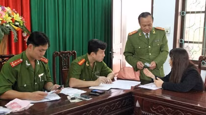 Bắt 2 đối tượng chuyên làm giả chứng minh nhân dân
