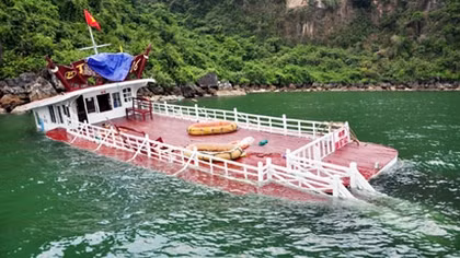 Đắm tàu chở 48 khách du lịch tham quan Vịnh Hạ Long